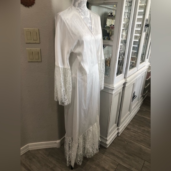 White Full Length Lace Trimmed Robe with Sash Size Small Lingerie Coverup - Picture 5 of 11
